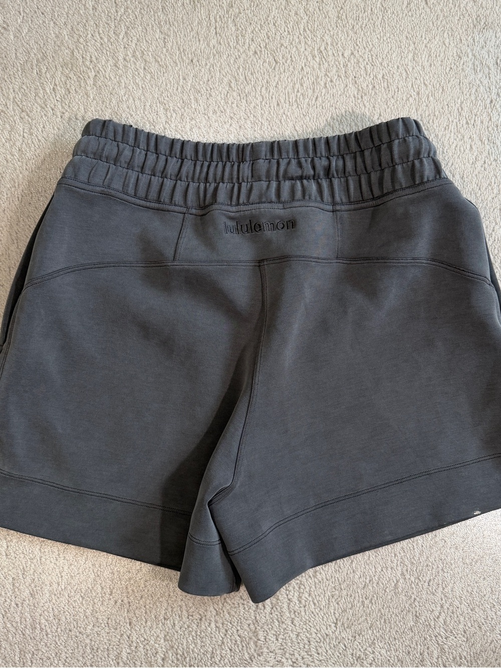 Lululemon Soft Ambitions High-Rise Short 4" graphite gray Softstreme medium?